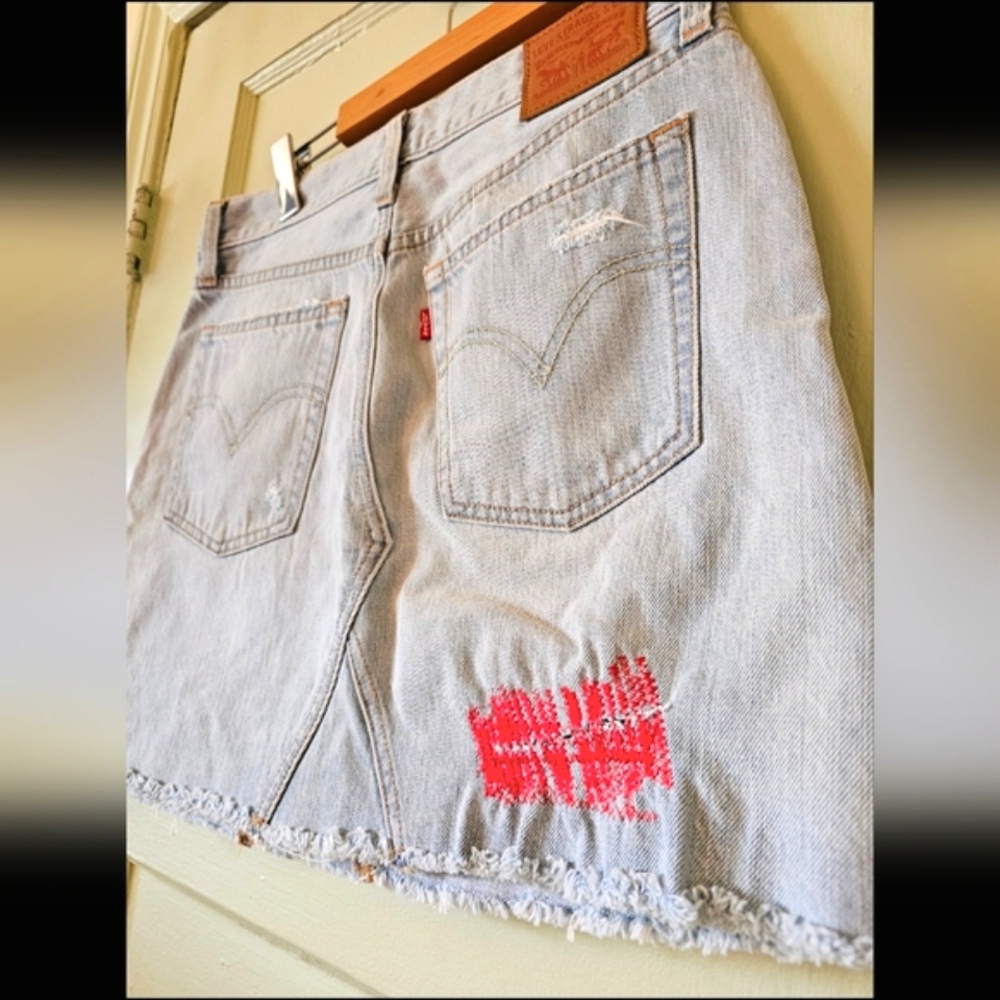 Levis Deconstructed light blue wash denim miniskirt with red stitching - Picture 6 of 9